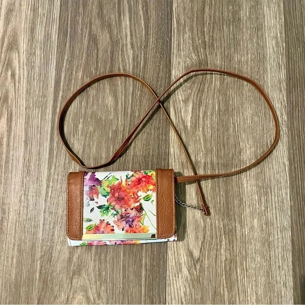 APT 9. TRIFOLD WOMENS WALLET